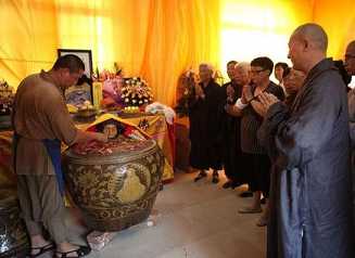 和尚圆寂3年身体不腐死后6天脸色仍红润
